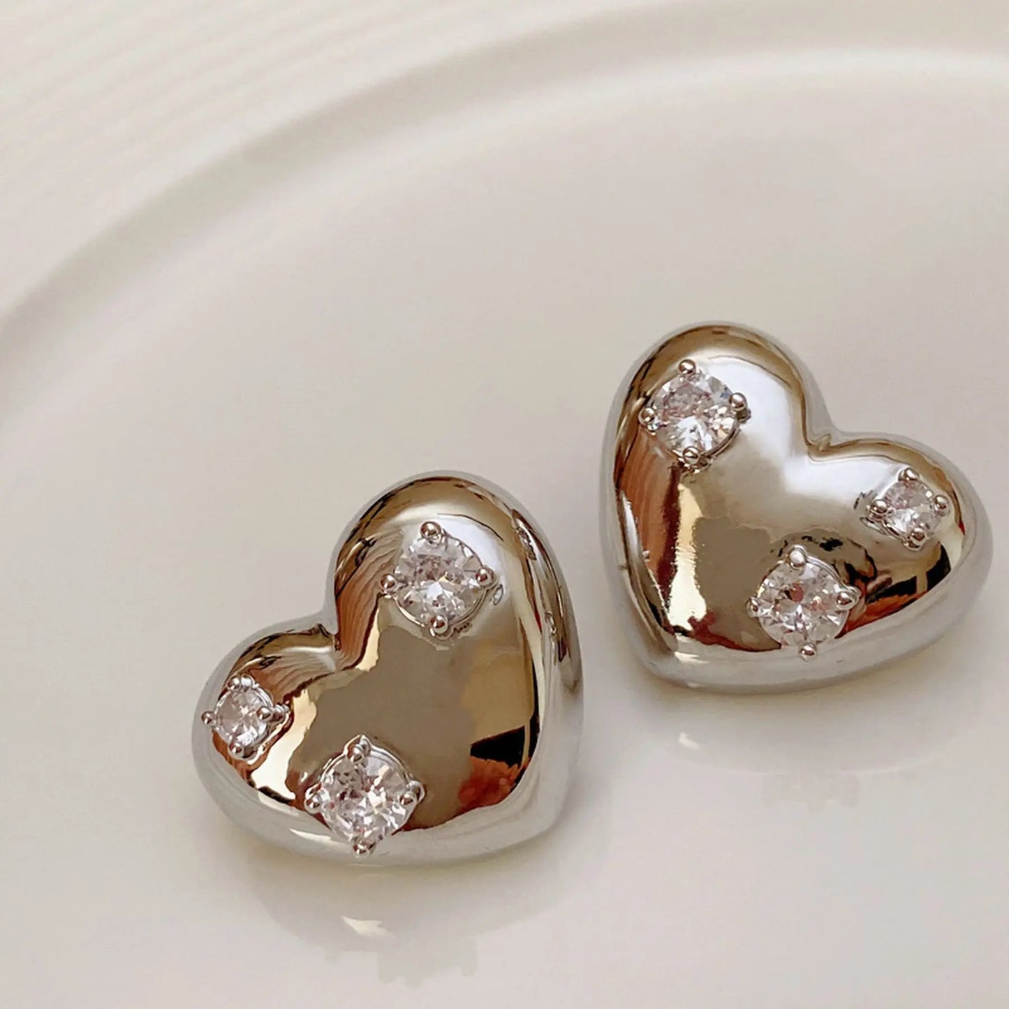 European and American style retro zircon peach shaped earrings, fashionable and versatile three-dimensional metal heart earrings