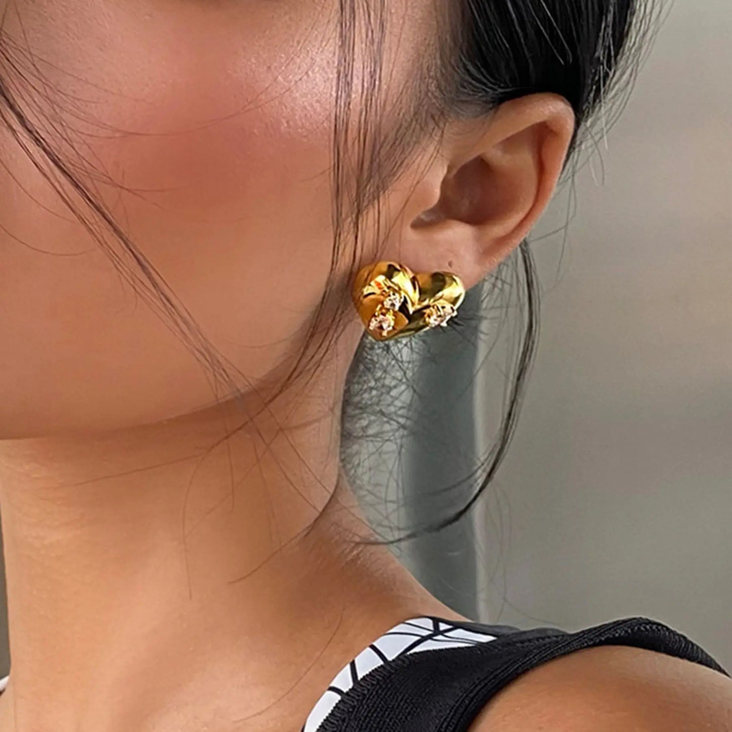 European and American style retro zircon peach shaped earrings, fashionable and versatile three-dimensional metal heart earrings