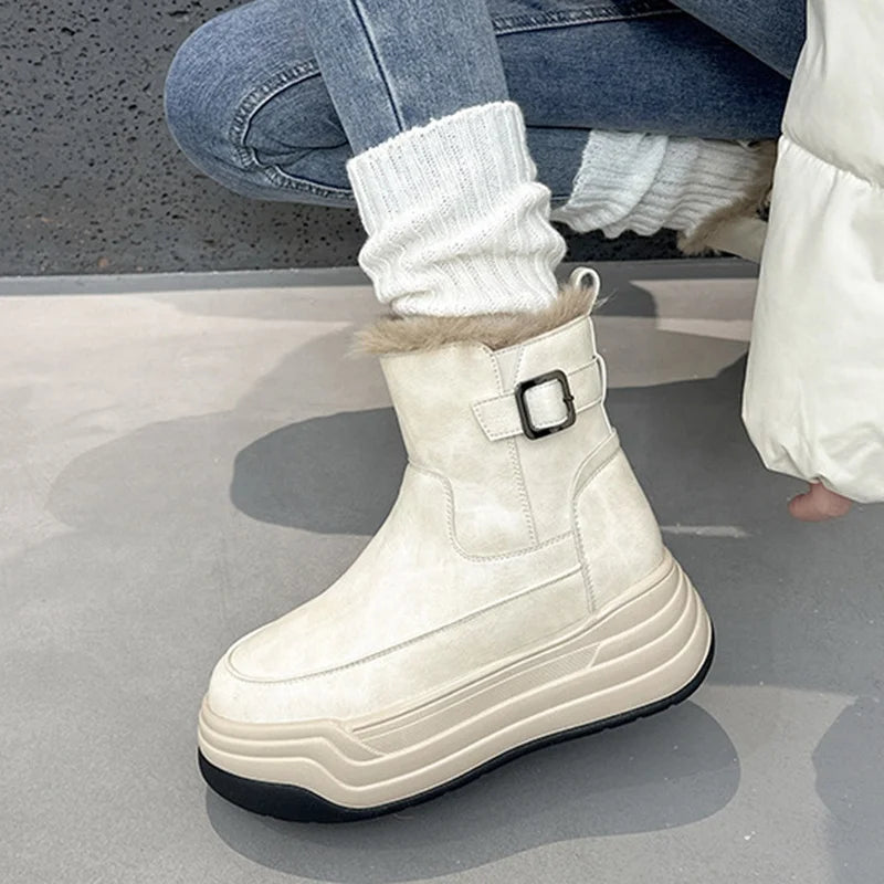 Vintage women's short snow boots with thick, warm, and deep soles.