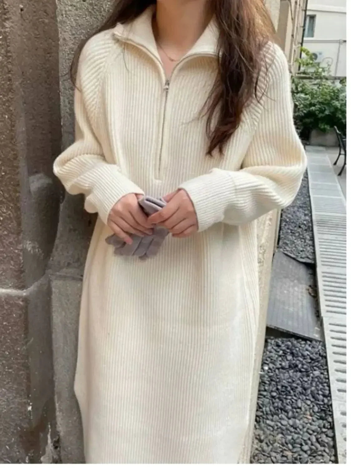 Loose-fitting knit dress above the knee.