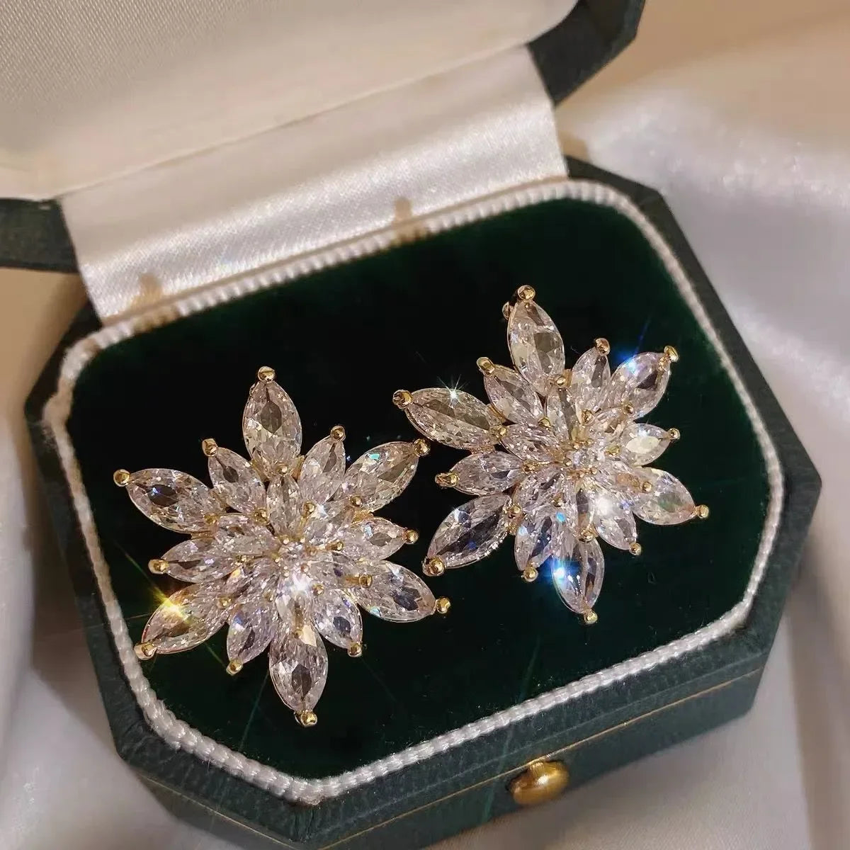 Fashion Temperament Metal Flower Exaggerated Earrings Retro Elegant Party Vacation Plant Personalized Jewelry Accessories