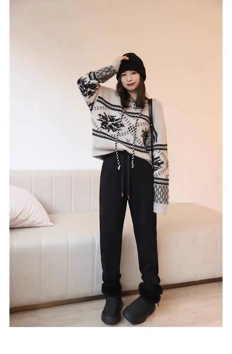 Women's sweater made of 100% wool and cashmere.