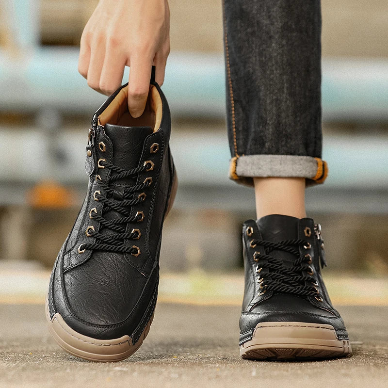 Comfortable men's boots, ideal for hiking and training.