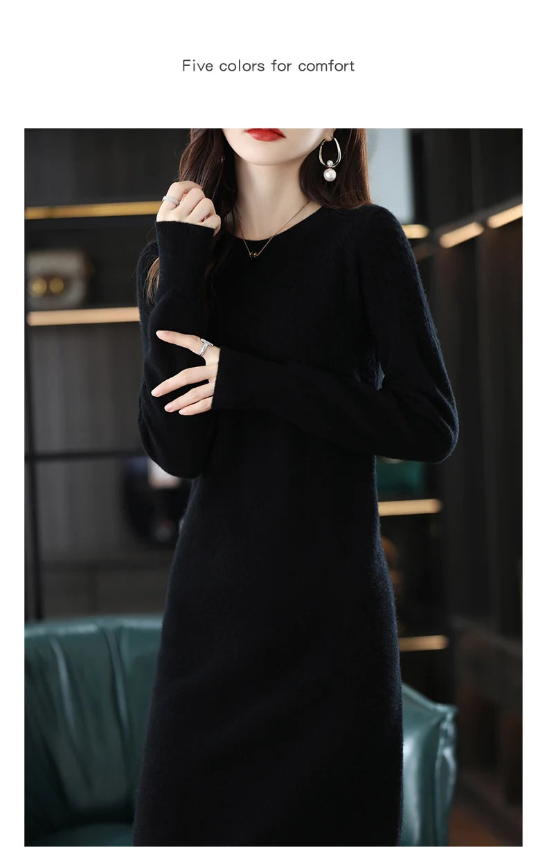 Cashmere dress with a round neck.