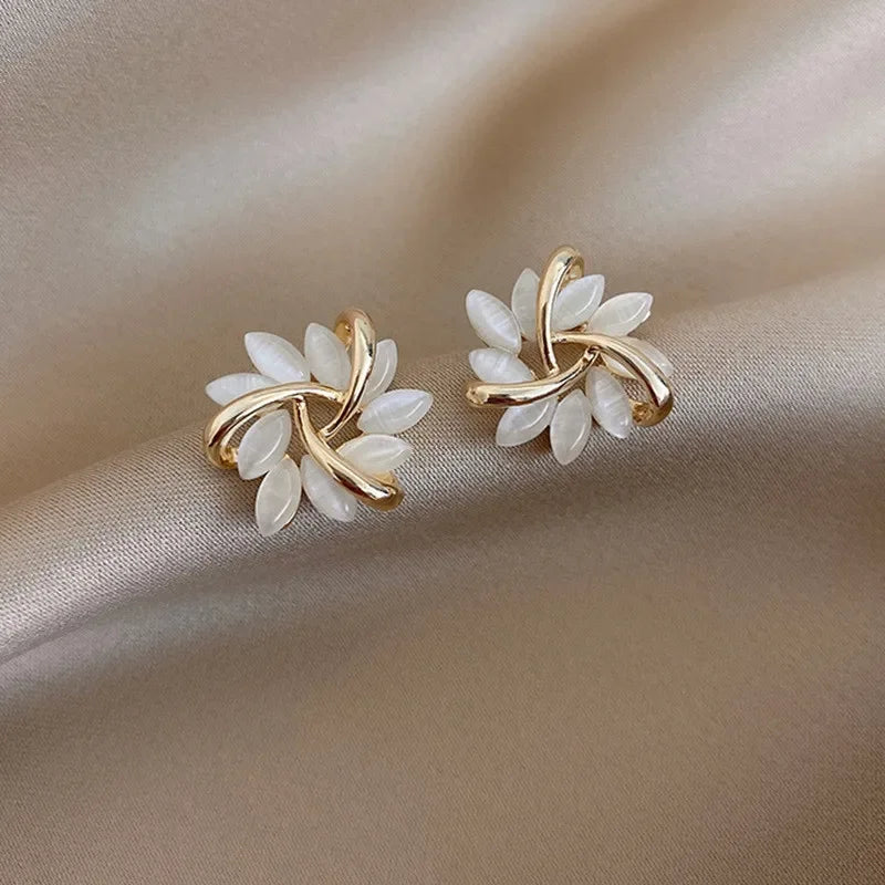 Love Heart Pearl Earrings for Women Fashion Artificial Pearl Round Stud Earrings Elegant Wedding Jewelry Valantine Day Gifts