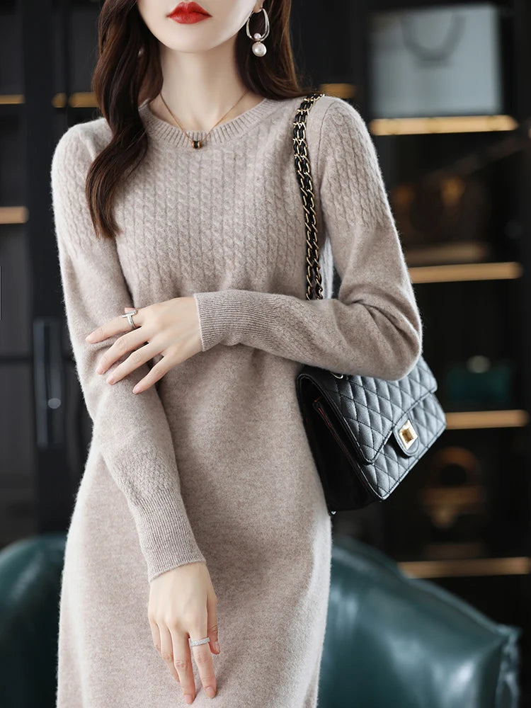 Cashmere dress with a round neck.