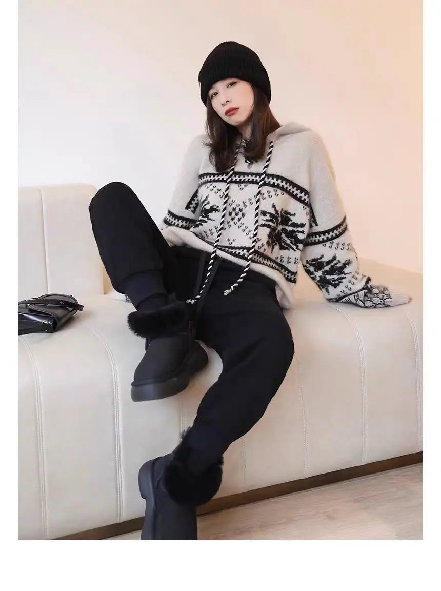 Women's sweater made of 100% wool and cashmere.