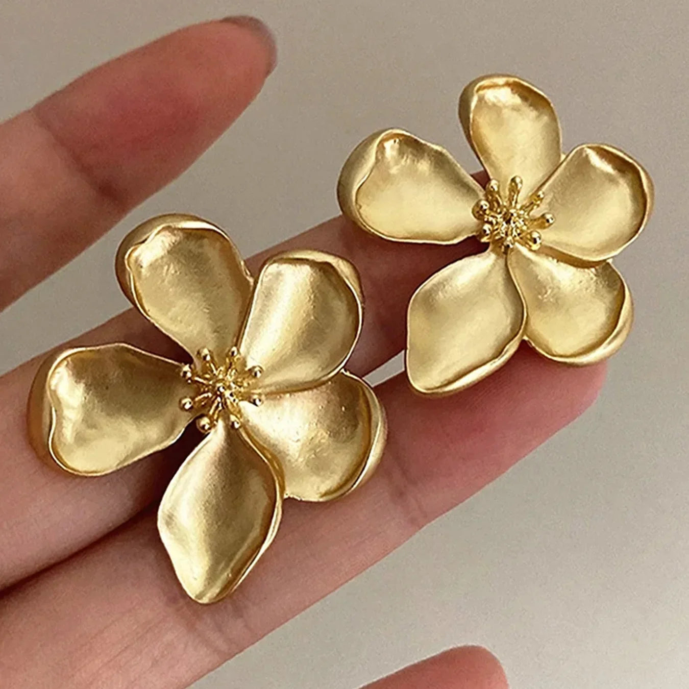 Fashion Temperament Metal Flower Exaggerated Earrings Retro Elegant Party Vacation Plant Personalized Jewelry Accessories
