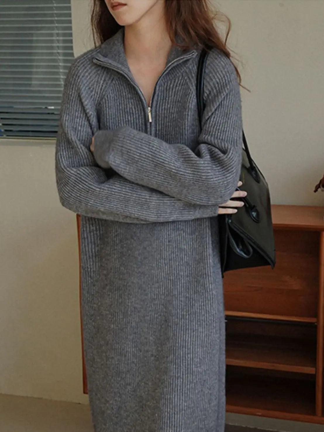 Loose-fitting knit dress above the knee.