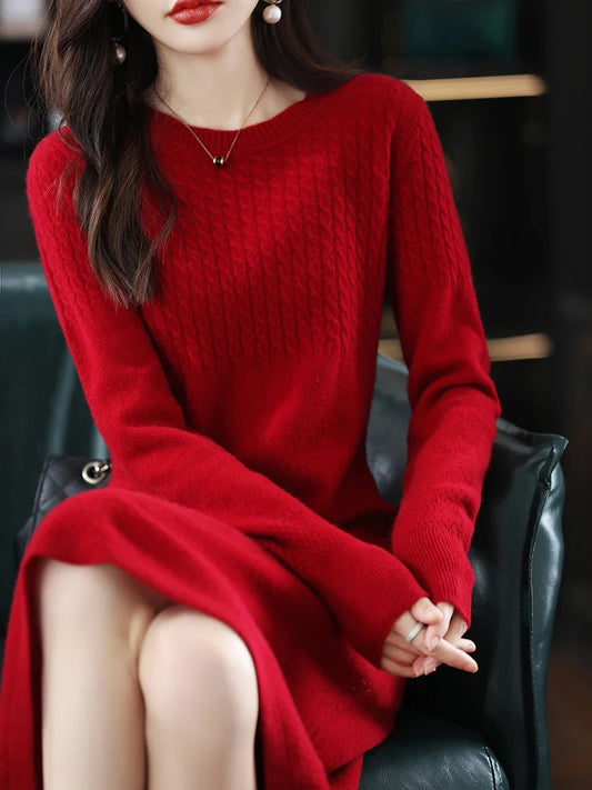 Cashmere dress with a round neck.