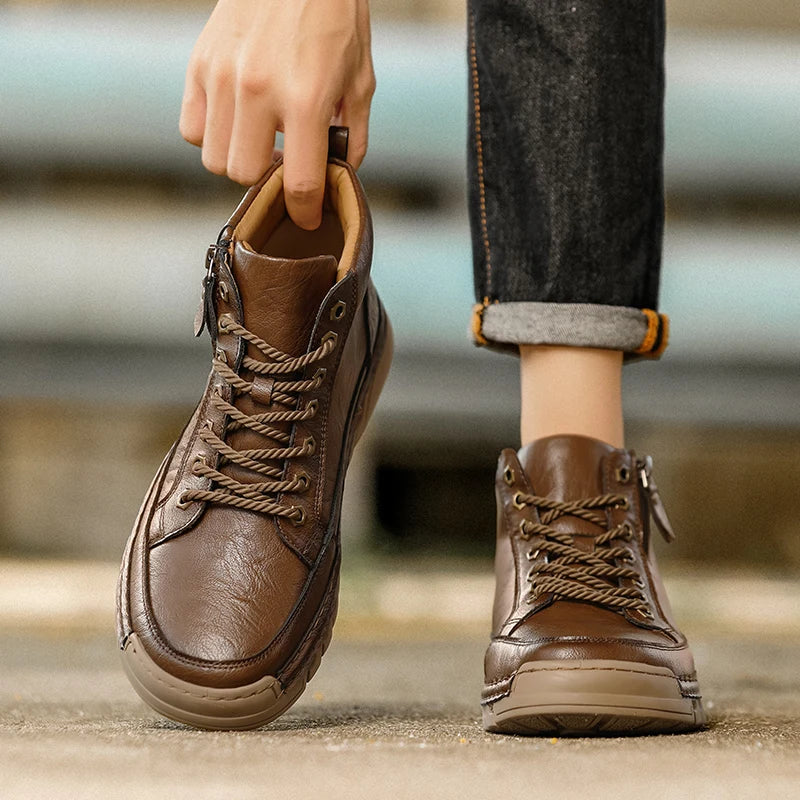 Comfortable men's boots, ideal for hiking and training.