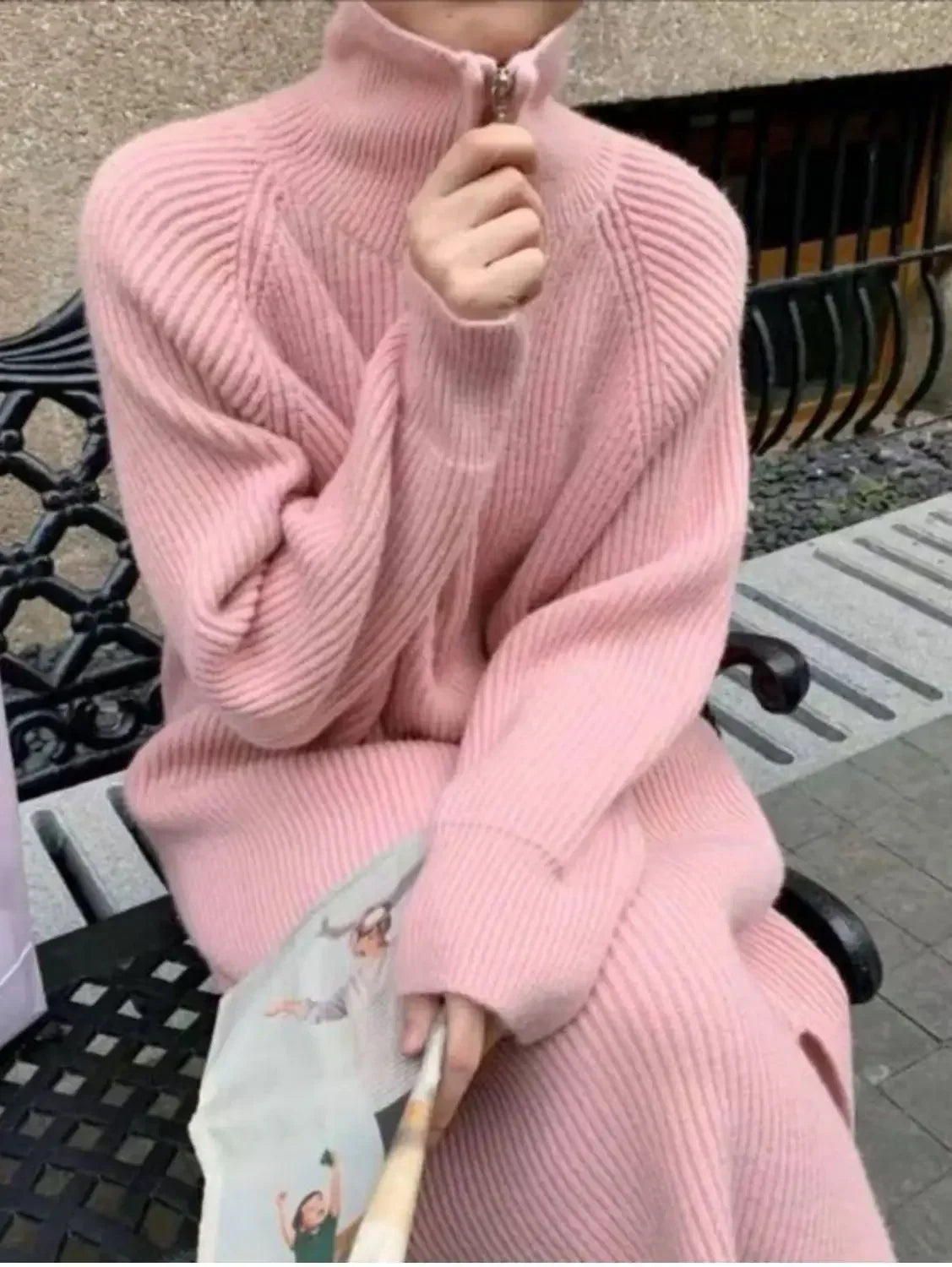 Loose-fitting knit dress above the knee.