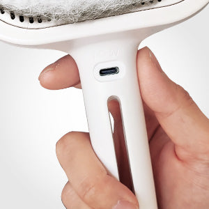 Steam brush for cats with self-cleaning function and steam jet that removes loose hair.