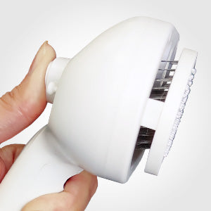 Steam brush for cats with self-cleaning function and steam jet that removes loose hair.